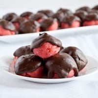 Permalink to: Strawberry Cream Cheese Cake Balls with Chocolate Caps strawberry-cake-balls-thumb