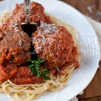Permalink to: Classic Spaghetti and Meatballs with Homemade Tomato Sauce #SundaySupper #FamilyDinnerTable meatballs thumb